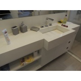 cuba esculpida em silestone branco